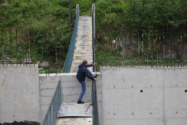 almalar sonunda istinat duvar ile blnen dere yatann bir ksm doldurularak yeni duble yolda kullanlacak. Dere yata ise istinat duvarn dier blmne alnm durumda.