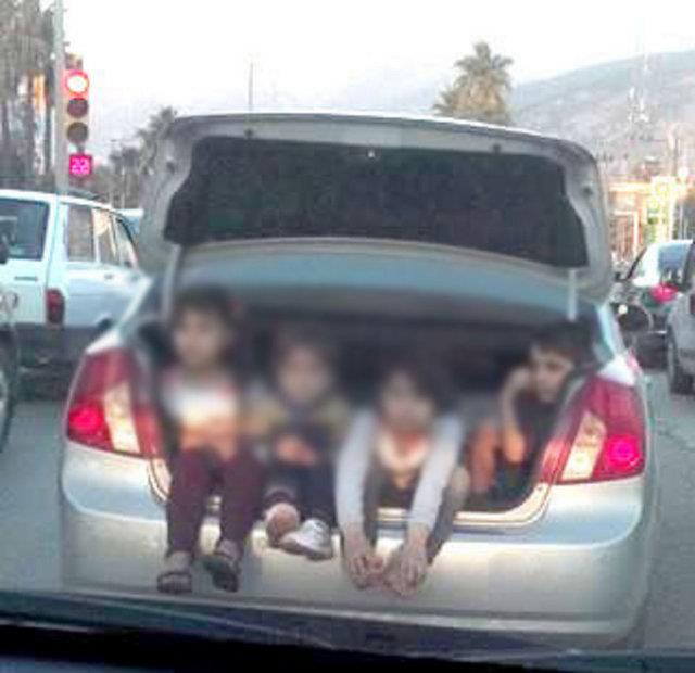 Hatay'n skenderun lesi'nde bir kii ocuklar otomobilinin bagajnda tad. Bu tehlikeli yolculuu bir vatanda cep telefonuyla fotoraflad.