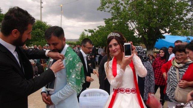 Damat Gne arkadalarnn tak olarak iphone telefon takmalarnn kendisi iin srpriz olduunu sylerken, gelin Glnur Gne de ''ok ardk, byle bir ey beklemiyorduk. Herkese teekkr ederiz, eimin lakabna uygun bir tren oldu'' dedi.