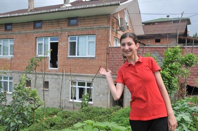 Bal&#8217;n kz Yldz Can Bal, kapnn hikyesini, &#8220;Dedem bu evi yapt srada bu kapnn ald blmde geni bir balkon planlamt. Ancak evin giri ksmnda geni bir bahe oluturulunca balkondan vazgeildi. Bu kap byle kald&#8221; diye anlatt.