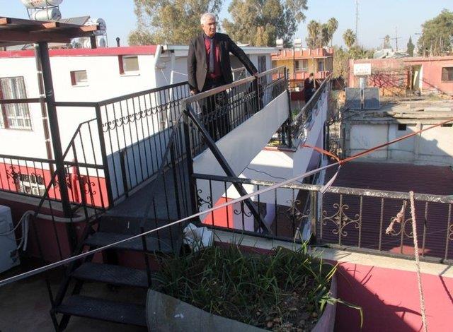 Baba ile olun evini ortadan geen sokak ayryordu. Evleri ayr olsa da srekli birbirlerine gidip gelen aileler, hem inip kmann yorucu olmas, hem de evin altnda kahvehane bulunmas nedeniyle soruna zm arad.