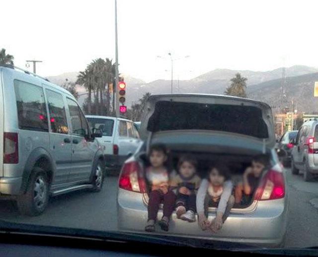 5-7 yalarnda olduu tahmin edilen 4 ocuk bagajda skm ve ayaklarn bagajn dna sarktm bir ekilde seyahat ederken tehlikeye davetiye karan bu durum yolda seyir halindeki bir baka vatanda tarafndan fotorafland.