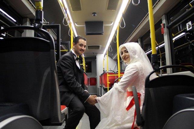 Halk otobsn gelin arabas yaptlar!