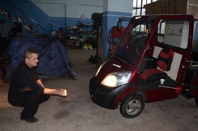 Erol, otomatik vitesli kamyonetine ifreyle motoru altran sistemin yan sra navigasyonun yer ald direksiyon, frenleme dmesi ve gece kardan gelen aralarn na duyarl otomatik ksa far yakan donanm monte etti.