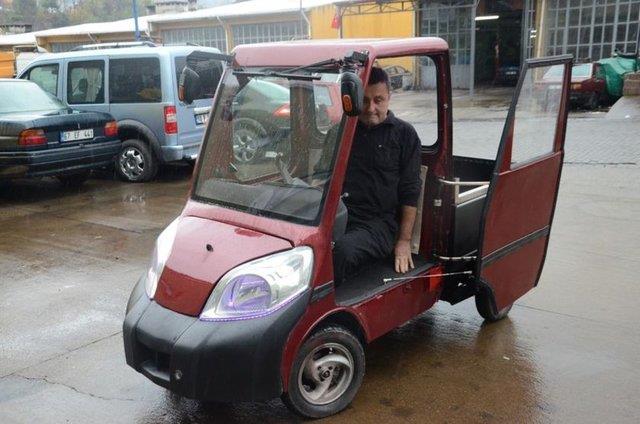 Saatte 60 kilometre hz yapabilen aracn grenlerin ok beendiini anlatan Erol, "Kkken oyuncak alamadmz iin telden farkl aralar yapyordum. O dnemlerden itibaren bir ara yapmak iimde tutkuydu. Atlyemdeki almalarla bunu baardm. Atl malzemeler kullandm iin yaklak 2 bin liraya kamyonetimi tamamladm" diye konutu.