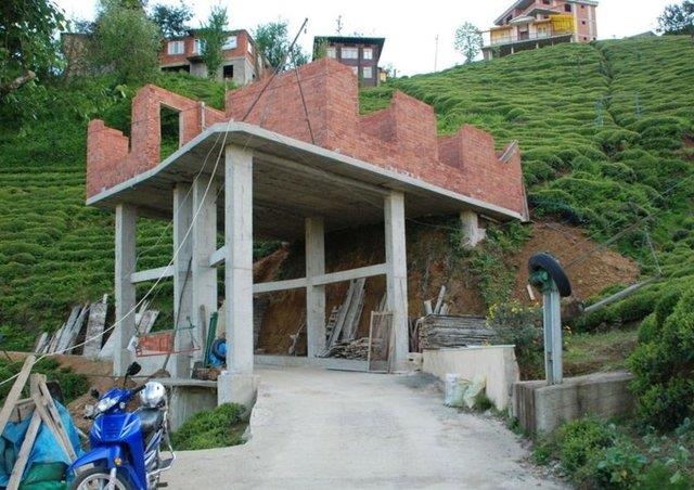 Rize'de bir vatanda ky yolu zerinde ev yapmaya balad.   <br>  Rize'nin ayeli lesi Karaaa Ky'nde yaayan Mehmet Demir (65), kylerine gelen ana yoldan 70 metre aada olan evine k aylarnda ulam zorluu yaad iin areyi ky yolunun zerine ev yapmakla buldu. Getiimiz aylarda yaan kar ya sonras evinden kmaya zorlanan Mehmet Demir, k aylarnn zorluunu ekmemek iin yol zerinde ev yapmaya balad.