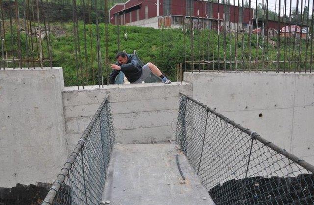 Taldere zerinde 60 metre uzunluundaki asma kpr duble yol kapsamnda yaplan istinat duvar ile ortadan ikiye blnd.