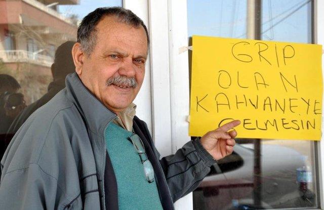 Zonguldak'ta, 65 yandaki Nevzat Topuolu, ilettii kahvehanenin giriine, 'Grip olan kahvehaneye gelmesin' yazs asarak, hastaln mterilerine bulamamas iin nlem ald.