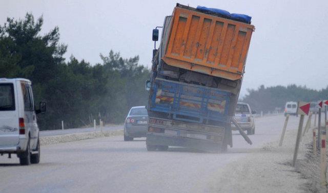 Kamyonun zerine yklenen baka bir kamyon adete kazaya davetiye karyor