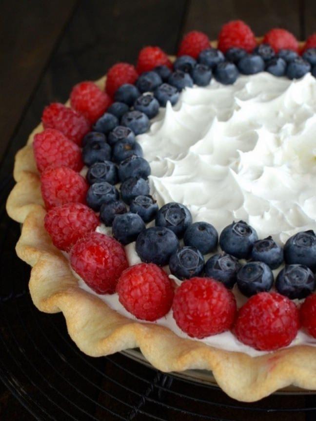 9.Limonlu ve brtlenli turta <br>    &#8203;Klasik kek hamuru hazrlayn ve kek yapar gibi piirin. Biraz krem peynir ve 2/3 bardak pudra ekerini kartrn. Ayr bir kapta da biraz limonlu puding ile 1,5 bardak st kartrp buzdolabnda 5 dakika bekletin.  <br>  Krem peynirli karm kekin zerine yayn ve zerine limonlu ve stl karm ekleyin. Buzdolabna koyup 30-40 dakika bekletin. zerini brtlenlerle ve dier meyvelerle ssleyin.