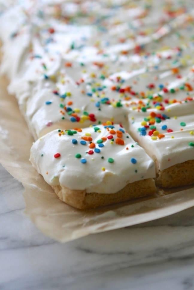 4. Dondurmal turta <br>    Frn stn. Frn tepsisine piirme kad serin. Klasik kek hamuru hazrlayn ve piirme kadna yerletirin. 10-12 dakika piirin. Hamurun oda scaklnda soumasn bekleyin ve sonra zerini vanilyal dondurma ve ekerlemelerle kaplayn. te hazr, afiyet olsun.