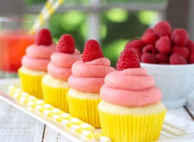 12. Ahududulu ve limonlu cupcakeler <br>    Frn 175 dereceye stn. Geni bir kaba nceden hazrlanm kek hamuru karmn koyun. Ayr bir kapta ise biraz kurutulmu limon, 3 yumurta, 1/3 bardak tereya, yarm bardak st ve 1/3 bardak eki kremay przsz bir hale gelinceye kadar kartrn. Karm kek hamurunun zerine dkn. Karm cupcake kaplarna dkp 15-20 dakika piirip soumasn bekleyin.  <br>  zerlerini sslemek iin tereyan przszleinceye kadar rpn. Brtlen presi ekleyip tekrar przszleinceye akdar rpn. Limon suyu ve pudra ekeri ekleyin ve krema kvam alana kadar kartrn. Skma torbas kullanarak cupcake'lerin zerine skn. zerlerine birka para brtlen ekleyin.        &#8203;KAYNAK:MYNET