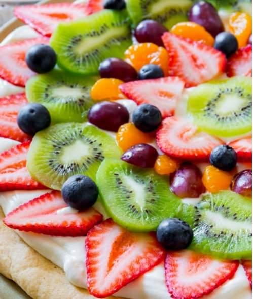 8.Meyve pizzas     <br>&#8203;Hamur iin biraz krema ve 155 gram tereyan geni bir kapta kartrn. 150 gram eker, 1 yumurta ve 1 ay ka vanilya ekleyin yine kartrn.  <br>  Ayr bir kapta 190 gram un, eyrek ay ka tuz, 1 ay ka kabartma tozu, yarm ay ka kabartma tozu ve 1,5 ay ka msr niastasn kartrn. Kartrrken  dier kaptaki karm da yavaa ekleyin. Ardndan kabn zerini kapatp buzdolabnda 1 saat bekletin.  <br>  Frn 175 dereceye stn. Frn tepsisini tereya ile yalayn. Hamuru buzdolabndan karn ve frn tepsisine yuvarlak ekilde yayn. 18-20 dakika piirin ve soumaya brakn.  <br>  zerine dkmek iin orta byklkte bir kapta 200 gram krem peynir ve 60 gram tereyan kartrn ve biraz eker ve vanilin ekleyin. Soumu hamurla kartrn. zerine dilimlenmi meyveler ekleyip (kivi, zm, ilek, muz vb.) servis edin.