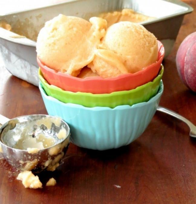 6.Kaysl sorbe   <br>  &#8203;Kk bir tencereye yarm bardak su ve 2 yemek ka eker koyup ocakta su kaynamaya balayana kadar stn ve eker tmyle znene kadar kartrn. Ardndan ocaktan aln ve soumasn bekleyin.  <br>  Sourken dier taraftan 4 olgun kaysy ve 3 yemek ka kays likrn kartrp buzdolabnda 45 dakika bekletin.  <br>  Souyunca kays karm ve ekeri kartrn ve buzlukta kapal bir kapta 4 saat bekletin. Taze meyvelerle servis edin.