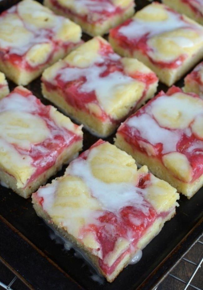 5. ilekli ve limonlu turta  <br>  Mutfak robotunda 1 bardak tereyan ve 1,5 bardak toz ekeri kartrn. 4 yumurta ekleyip tekrar kartrn. 3 bardak un, 1 ay ka tuz ve 1,5 ay ka kabartma tozunu karma ekleyin. Oluan hamuru yalanm frn tepsisine koyun. Hamur olduka yapkan kvamda olmal. zerine 1,5 kavanoz kadar ilek reeli dkn. 175 derecelik frnda 22-24 dakika piirin. Pitikten sonra zerine biraz pudra ekeri ve limon suyu dkp souk servis edin.