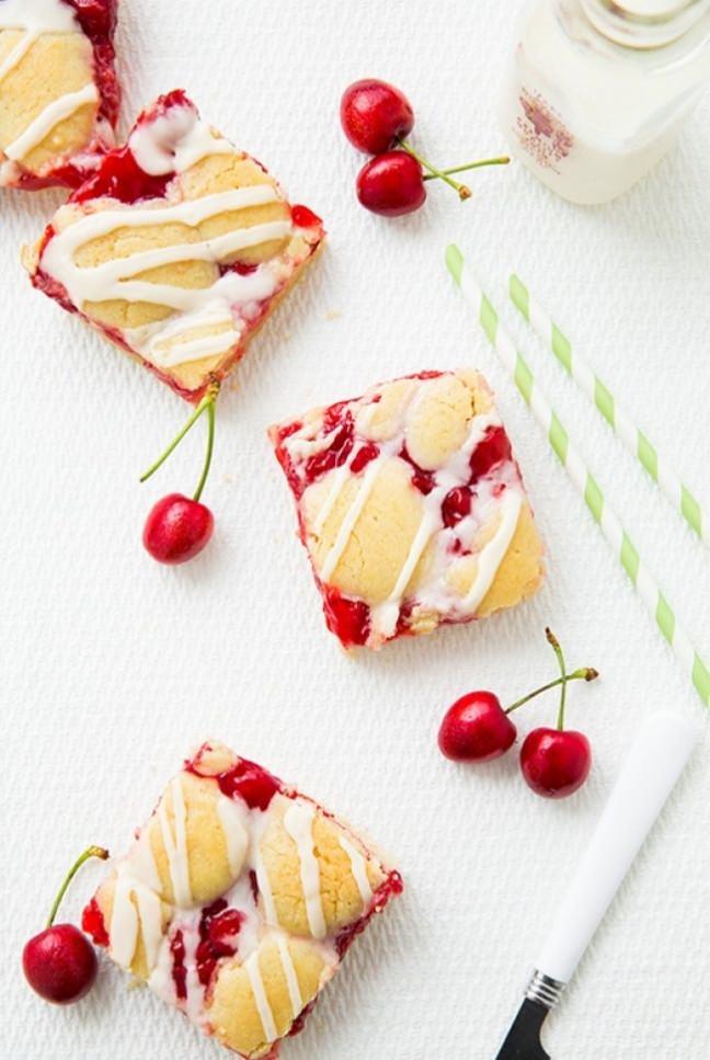 3. Vineli turta <br>    Frn 175 dereceye stn. Piime kadn tereya ile yalayn. 3 bardak un, 1,5 ay ka kabartma tozu ve biraz tuzu kartrn. Ayr bir kapta, 1 bardak tereya ve 1,5 bardak ekeri kartrn. zerine 3 yumurta, 1 ay ka badem esans ve biraz vanilin ekleyin. Hepsini mutfak robotunda kartrrken ilk yaptnz unlu, kabartma tozlu ve tuzlu karm azar azar ekleyin.  <br>  Oluan karm piirme tepsisine dkn. stne yarm kavanoz vine reeli dkn ve artan hamur paralaryla stn kaplayn. 30-35 dakika piirin. Frndan karnca tamamen soumasn bekleyin, ardndan 1 bardak pudra ekeri, yarm ay ka vanilin ve eyrek ay ka badem sosunu kartrarak hazrladnz karm zerine dkn.