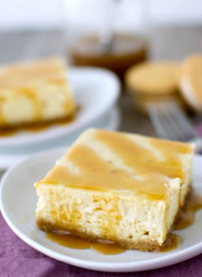 2. Muzlu cheesecake   <br>  &#8203;Frn 175 dereceye stn. Bir tepsiye piirme kad serin ve kada tereya srn. 25 kurabiye veya biskviyi mutfak robotunda ekin.  Kurabiye/biskvi krntlarn yumuak tereya ile kartrn ve oluan karm frn tepsisine yayn.  <br>  230 gram krem peynir ile soyulmu 2 muz ve 1 bardak az yal yourdu przszleinceye kadar kartrn. ine biraz eker, 1 ay ka vanilin, 2 yumurta ve 2 yemek ka un ekleyin. Puding kvamna gelene kadar kartrn.  <br>  Oluan karm piirme tepsisine dkn. Kek altn rengi alana kadar 30-35 dakika piirin. Oda scaklnda soutun ve ardndan bir gece buzdolabnda bekletin ve karamel sos veya kremanti ile servis edin.