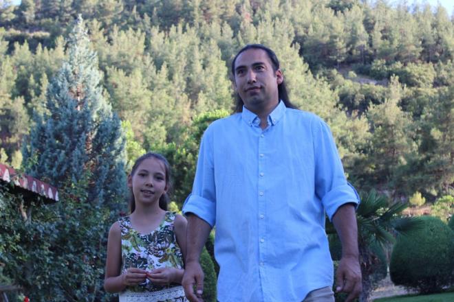 smim memleket meselesiymi gibi masaya yatryorlar, birka arkada isim neriyor, anlaamaynca hepsini beraber koyuyor ve toplamda be tane ismim oluyor. Byle sregeliyor. Babamn ismi de skender Zlkarneny'dir" dedi.