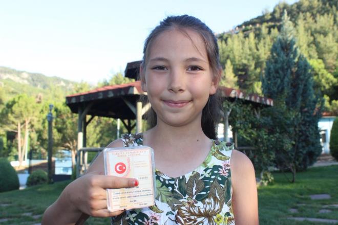 SMM MEMLEKET MESELES OLMU"    Denizli'nin ameli ilesi Kolak kynden Haim Ahmet Abdulbaki Bura Bahadr Nebioullar, "1977 ylndaki seimlerde ben 40 gnlk iken seim olmu. Babam muhtarlk seimlerine girmi ve kazanm. Babamn arkadalar tarafndan muhtarl dneminde ismim konuluyor.