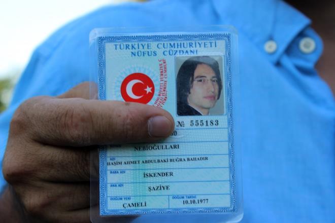 Denizli'de yaayan ve Trkiye'de en uzun isme sahip 38 yandaki Haim Ahmet Abdulbaki Bura Bahadr Nebioullar, 10 yandaki kzna da 43 harften oluan Trkiye'nin en uzun ismini koydu.