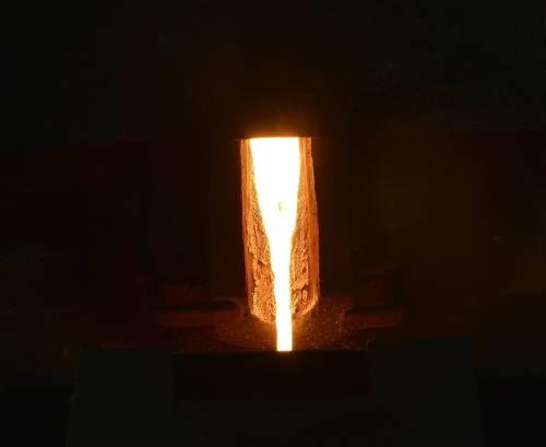 Cumhuriyet altn retimi bir ok aamadan geerken ilk nce "Dkm"de 24 ayar kle altn belli oranda saf bakrla 1.250 derecede eritilerek 8 santimetre eninde 0,8 santimetre kalnlnda yaklak 25 metre uzunluunda ve 270 kilogram arlnda rulo haline getiriliyor.