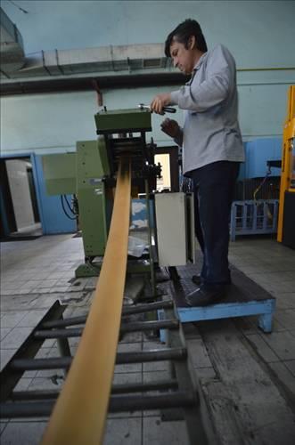 Rulolardan alnan ve btn temsil edecek en az ikier numune laboratuvarda ayar tespiti yaplmak zere gnderilirken 22 ayara (916,66) getirildii saptanrsa ikinci aamaya geiliyor, deilse tekrar ayn aamadan geiriliyor.