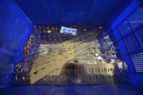 Standart olan pullar "Tavlama" denilen beinci aamada bask ncesi sertlikleri ortalama 500 derece scaklk verilerek daha esnek bir hale getiriliyor. Baskya giden Cumhuriyet Altn pullar, ilgili trlere gre zerlerine resim, tarih gibi kendine has grseliyle "Basm" gerekleiyor.