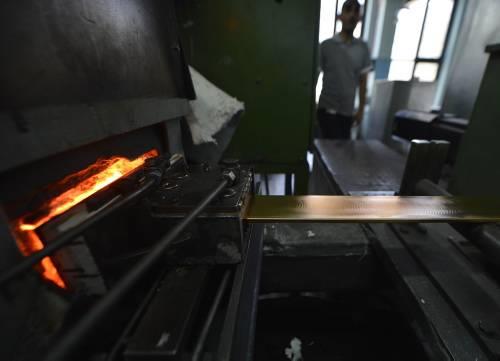 Kle altn, dkm, hadde, dorama, tolerans, tav ve bask gibi retim aamalarndan geerek Cumhuriyet altn haline geliyor. Kalite kontrol yaplan Cumhuriyet altnlar paketlendikten sonra talep sahiplerine veriliyor.