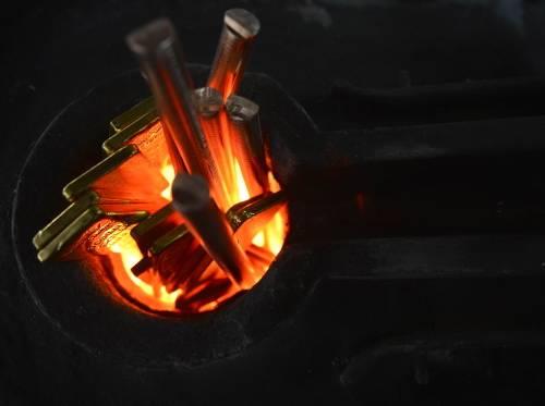 Cumhuriyet Altn kendi iinde ikiye ayrlyor, ziynet ve sikke grubu... Bunlarn birbirinden ayrlan beer tr var. Cumhuriyet ziynet tam denildiinde 7.016 gram Cumhuriyet altnndan bahsedilirken, Sikke(Ata) denilince de tam 7,216 gram olarak anlalmas gerekiyor. kisi arasnda resim ve arlk fark var.