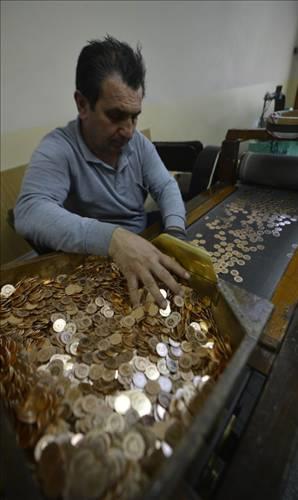 Standart olan pullar "Tavlama" denilen beinci aamada bask ncesi sertlikleri ortalama 500 derece scaklk verilerek daha esnek bir hale getiriliyor. Baskya giden Cumhuriyet Altn pullar, ilgili trlere gre zerlerine resim, tarih gibi kendine has grseliyle "Basm" gerekleiyor.