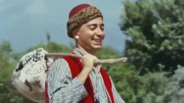 Kelo�lan'� 1971-1975 y�llar� aras�nda �ekilen d�rt "Kelo�lan" filminde �nl� tiyatrocu R��t� Asyal� canland�rd�.