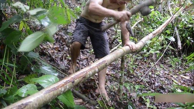 nce kendi yapm olduu baltayla kaln dallarn kabuklarn yzd...