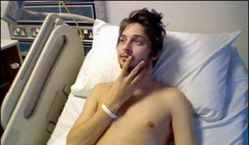 <p><b>Hkrn Durduramyor </b></p>    24 yandaki Chris Sands her 2 saniyede bir hkryor. Hatta bazen uyurken bile hkrmaya devam ediyor. Bundan kurtulmak iin saysz tedavi deneyen Chris bir trl hkrmaktan kurtulamam.