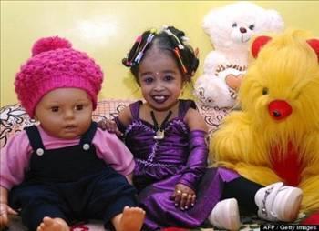 <p><b>Dnyann en ksa kadn </b></p>    Hindistan'n Nagpur kentinde oturan 17 yandaki Jyoti Amge, 5 kilo 250 gram arlnda ve sadece 58 santimetre boyu ile "Dnyann en ksa kadn" olarak unvann koruyor. Hindistan'da 16 Aralk 1993 tarihinde dnyaya gelen Jyoti Amge, bir trl yatlar gibi geliemedi. Minicik boyu olan Amge, arkadalar gibi okula giderek eitimini srdrrken fark ksa srede daha geni bir alanda fark edildi. 17 yana giren Amge, Guinness Rekorlar Kitab'na girerken, talya'daki Italia 1 kanal stdyosuna davet edilerek milyonlarca izleyici nnde plaket ve madalyas verildi