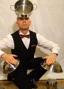 <p><b>Dnce Gcyle Eyalar Yerinden oynatabiliyor</b></p>    Miroslaw Magola'nn ok ok zel bir yetenei var.