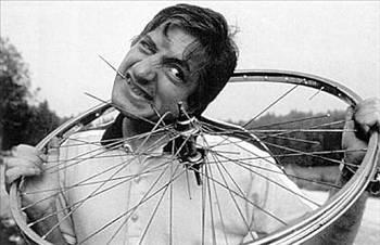 <p><b>Hereyi Yiyen Adam </b></p>    Michel Lotito isimli adam bir insann yiyemeyecei ne varsa hereyi yiyebiliyor. Cam ,metal , tahta bunlarn hepsini yiyor ve sonra da ona hibirey olmuyor.