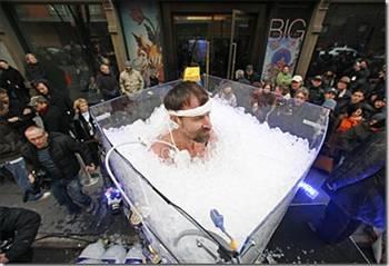 M.t Blanc dana ortlarla trmanan 48 yandaki Wim Hof'un bunlar nasl yapabildiine ise bir aklama getirilemiyor.