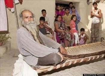 <p><b>35 yldr ykanmyor</b></p>    Hindistan'da yedi kz ocuk babas bir adam erkek ocuu olsun diye 35 yldr ykanmam. Kailash 'Kalau' Singh, olunun olmas iin banyo yapmyor ve diini fralamyor bunun yerine her akam yakt atein yannda tek ayak zerinde durup, esrar iip, iva Tanrs'na dua ediyor. Kalau'ya gre, atei kullanmak da banyo yapmak iin su kullanmaya benziyor: "Ate banyosu vcuttaki mikroplar ldryor." Hindistan'n kutsal kentlerinden Varanasi'nin dndaki bir kyde yaayan 63 yandaki Kalau, be yl nce kardei ldnde bile Ganj nehrinde tren gerei ykanmay redderek ailesinin de tepkisini ekmi. Kalau, "Hala bunun nasl baladn hatrlamyorum. Sadece yaklak 35 yl nce baladn biliyorum" diyor. Kalau'nun ykanmamas, bakkal dkkannn kapanmasna da yol am. imdi, Varanasi havaalan yaknnda toprak srerek hayatn geiriyor. Kalau, "Ancak lkenin btn sorunlar bittiinde ben de ykanrm" dese de komular, Kalau'nun ancak erkek ocuu olursa ykanacan sylyor.