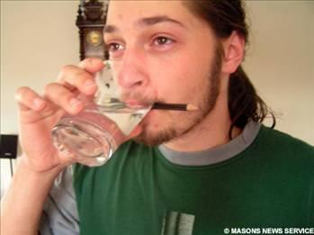 Ona gre problemin kayna mde kapaknda bulunan bir zedelenme. Yakn bir zamanda midesine bir tp taklacak olan Chris'in bu durumdan kurtulup kurtulamayaca ise belirsiz.