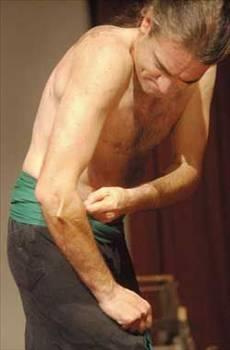 <p><b>Acy Hissetmiyor</b></p>    Kendini klla kesen , ivi yatana yatan Tim Cridland isimli bu adam ac diye bireyin ne demek olduunu bile bilmiyor.