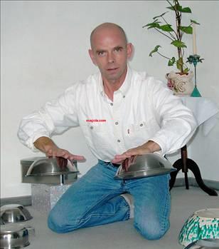 ok ilgin manyetik bir enerjiye sahip olan Miroslaw dnce gcyle aklnza gelebilecek her trl objeyi ona hi dokunmadan yerinden oynatabiliyor.