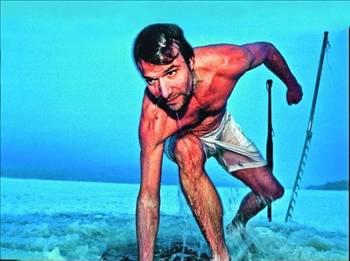 <p><b>Souu Hissetmiyor</b></p>    Onun takma ad : Buz adam . Hollandal Wim Hof buzun altnda yzebiliyor ve buz dolu bir varilin iinde saatlerce kalabiliyor.