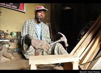 <p><b>Ayaklaryla marangozluk yapyor</b></p>    Etyopyal, 42 yandaki marangoz Sintayehu Tishale'nn kollar yok. lerini ayaklar yardmyla yapyor.