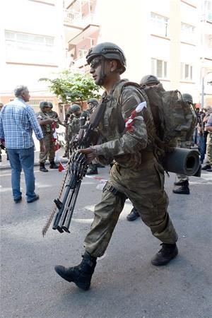 Malatya'da evreye rastgele ate aarak 2. Ordu Komutanl'na giren tanktaki darbeci bir askerin ar yaral ele geirildii renildi.