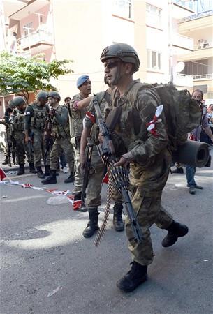 Komutanl destek amacyla evre illerden askeri ekipler geldi.