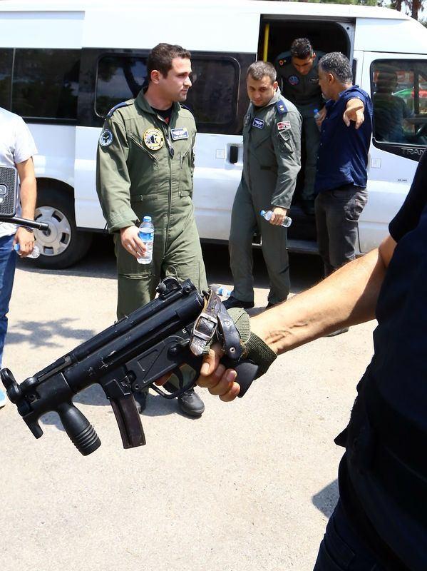 Adana'da srdrlen operasyonda 4 pilot gzaltna alnd.