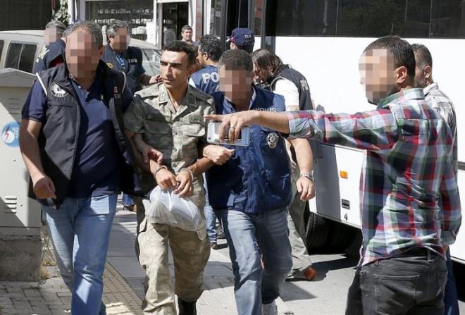 zmir'de srdrlen operasyonda, Amfibi Deniz Piyade Tugay Komutan Tuamiral Halil brahim Yldz