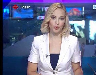 Silah zoruyla bildirgeyi okurken sesi titrese ve gerginlii belli de olsa, yayn srasndaki profesyonellii, herkesin takdirini toplad.