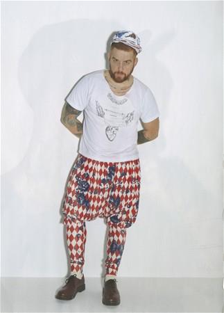 Gkhan zouz:  &#8220;Genlere rahmet, yaknlarna sabr. Hain komutann elindeki dayak, eziyet zulm gren kandrlm &#8216;er&#8217;e yanarm. Hain kurunla ehit edilmi glerimize yanarm.&#8221;