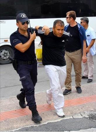 Bu srada polis geni gvenlik nlemi alarak hastanenin acil ksm ile hastane nndeki yolun bir ksmn trafie kapatt.